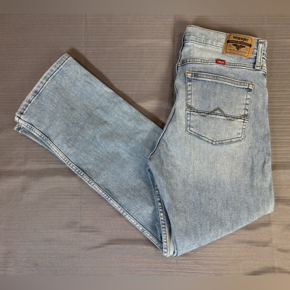 Wrangler Premium Slim Straight Jeans Men’s 32x28 Light Wash Denim